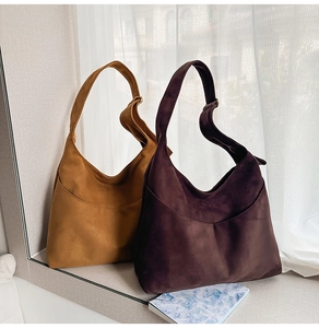 Vue détaillée de sacs hobo en daim marron et violet avec des coutures courbes élégantes