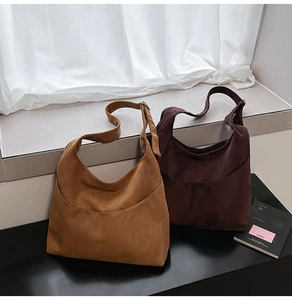 Détails de grands sacs hobo en daim en caramel et marron foncé avec de larges bandoulières