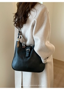 Sac hobo minimaliste en cuir noir avec boucle métallique et charmant pendentif en peluche