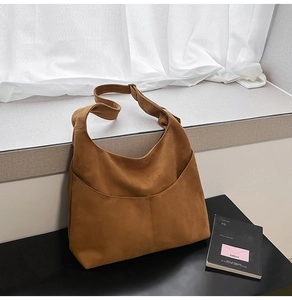 Vue détaillée du sac hobo en daim caramel avec coutures vintage et texture souple