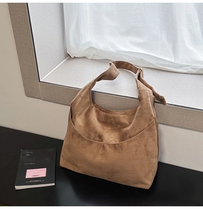 Détail du sac hobo en daim marron avec poche lune et bandoulière réglable