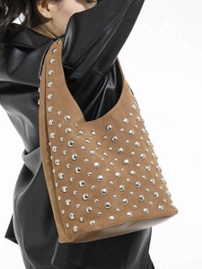 Borsa hobo in pelle scamosciata marrone con rivetti punk argento e tracolla da donna