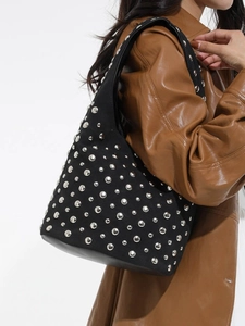 Borsa hobo minimalista in pelle scamosciata nera con borchie argentate e design alla moda