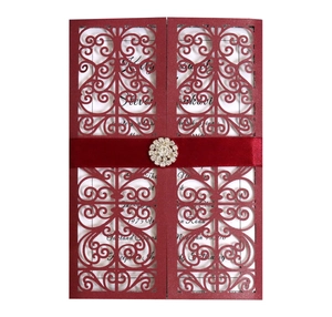 Invitation mariage bordeaux avec découpe laser, ruban en soie et boucle en cristal