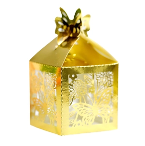 Boîte cadeau de mariage papillon dorée avec des motifs floraux découpés au laser
