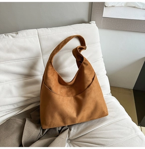 Vue détaillée du sac hobo en daim caramel avec bandoulière et structure incurvée