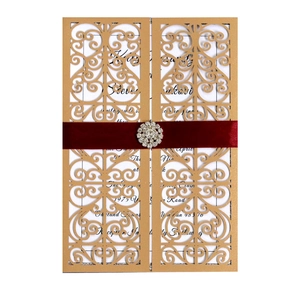 Invitation mariage dorée découpée au laser avec ceinture bordeaux et strass
