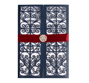 Invitation de mariage découpée au laser bleu marine avec ruban de soie rouge et broche