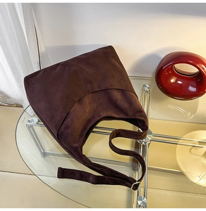 Détail du sac cabas en daim marron foncé avec bandoulière réglable et boucle en argent
