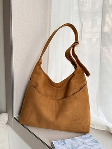 Grand sac fourre-tout rétro en daim caramel avec surpiqûres pour femme élégante