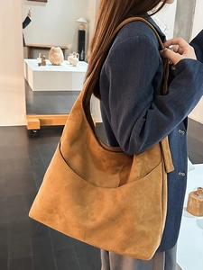Grand sac hobo rétro en daim marron au design minimaliste pour femme en bandoulière