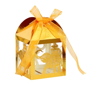 Détail de la boîte à bonbons dorée découpée au laser avec nœud en organza orange vif