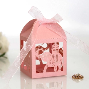 Boîte cadeau rose découpée au laser avec motifs d'éléphant et nœud en ruban organza