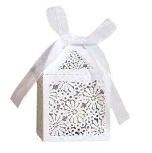 Detailansicht der weißen lasergeschnittenen Geschenkbox mit eleganter Schleife