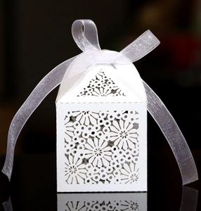 Nahaufnahme weiße lasergeschnittene Hochzeitsbox mit eleganter Organza-Schleife