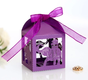 Détail boîte à bonbons violette découpée au laser avec motifs éléphant et ruban satin