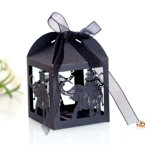 Boîte cadeau noire découpée au laser avec motif éléphant et ruban élégant
