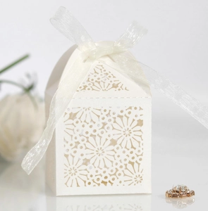 Detail der lasergeschnittenen weißen Hochzeitsbox mit Blumenmuster und Schleife