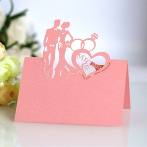 Elegante segnaposto per matrimonio rosa con silhouette Mr & Mrs tagliata al laser
