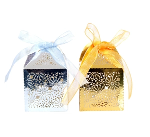 Laserschnitt-Geschenkschachteln in Gold und Silber mit passenden Organza-Schleifen
