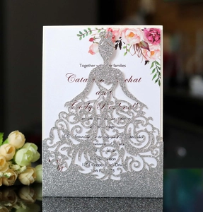 Détail de l'invitation de mariage argentée découpée au laser avec motif floral interne