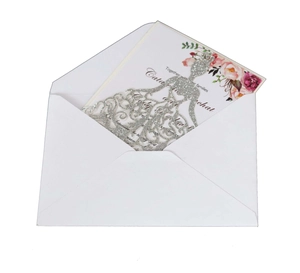 Détail de la robe découpée au laser en paillettes argentées sur l'invitation de mariage
