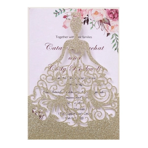 Détail d'invitation de mariage pailletée argent avec mariée découpée au laser et décor floral