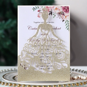 Détail de l'invitation de mariage découpée au laser avec silhouette de robe de mariée dorée