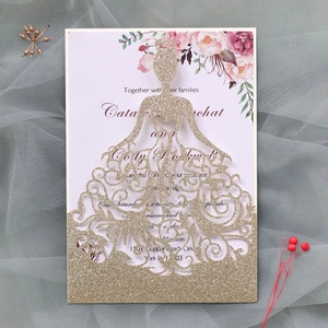 Faire-part de mariage découpé au laser avec robe pailletée et intérieur floral