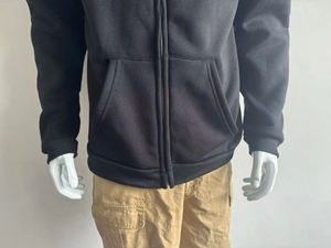 Détail du sweat à capuche zippé avec grandes poches et poignets élastiques côtelés