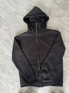 Détail du sweat à capuche noir à double couche avec fermeture éclair et poches avant