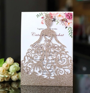 Invitation mariage argentée pailletée avec motif robe de mariée découpé au laser