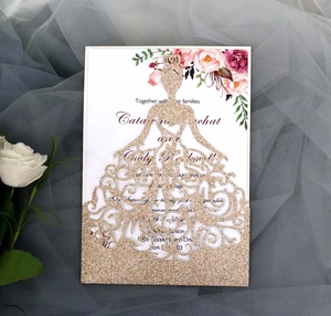 Détail de l'invitation de mariage pailletée découpée au laser avec carte florale sur tulle