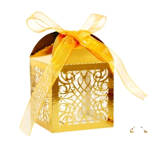 Elegante scatola nuziale dorata tagliata al laser con motivi floreali e un fiocco di seta