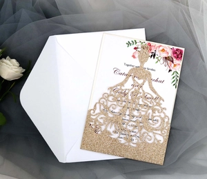 Détail macro de l'invitation de mariage découpée au laser avec motif robe à paillettes