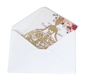 Détail de l'invitation de mariage découpée au laser avec paillettes et carte florale