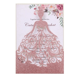Détail d'invitation de mariage en paillettes or rose découpée au laser avec silhouette robe