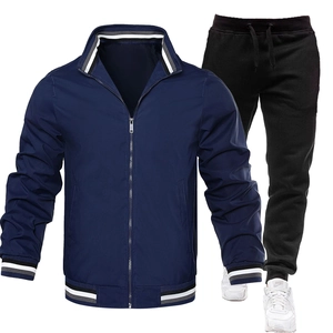 Detailansicht der dunkelblauen Stehkragenjacke mit gestreiften Rippbündchen und Sporthose