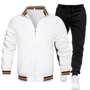Detailansicht der weißen Trainingsjacke mit gestreiften Bündchen und schwarzer Jogginghose