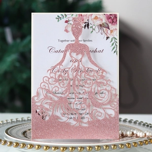 Détail d'invitation de mariage pailletée or rose découpée au laser avec silhouette de mariée