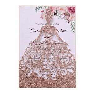 Détail d'invitation de mariage pailletée or rose avec silhouette de robe découpée au laser