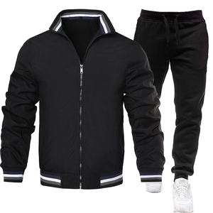 Herren Sportanzug in Schwarz mit gestreiften Rippbündchen und Stehkragen-Detail