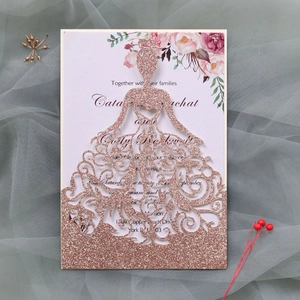Détail de l'invitation de mariage découpée au laser avec carte intérieure fleurie