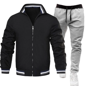 Detail eines Freizeit-Trainingsanzugs für Herren mit schwarzer Jacke und grauer Jogginghose