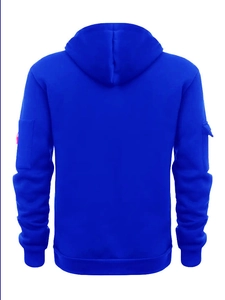 Vue arrière du sweat à capuche bleu avec poignets côtelés et étiquette rose sur la manche