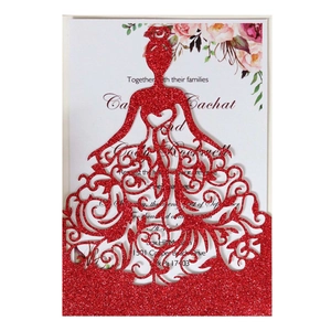 Détail du faire-part robe rouge pailleté découpé au laser avec insert floral élégant