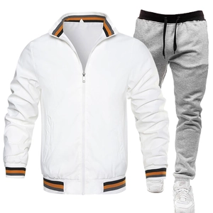 Detail der weißen Stehkragenjacke mit gestreiften Rippbündchen und Saumverzierung