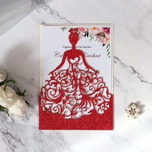 Détail de l'invitation de mariage rouge découpée au laser avec robe en silhouette ajourée