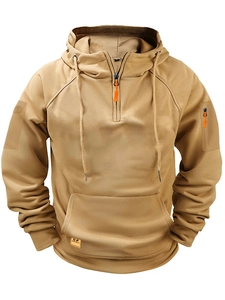 Détail du sweat à capuche kaki avec poches tactiques sur les bras et accent orange