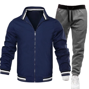 Detail eines dunkelblauen Trainingsanzugs mit gestreiften Bündchen und grauer Jogginghose